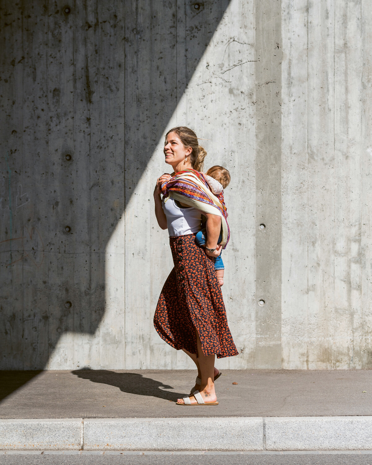 Miriam Bernales-Kühni mit ihrem Kind auf dem Rücken.